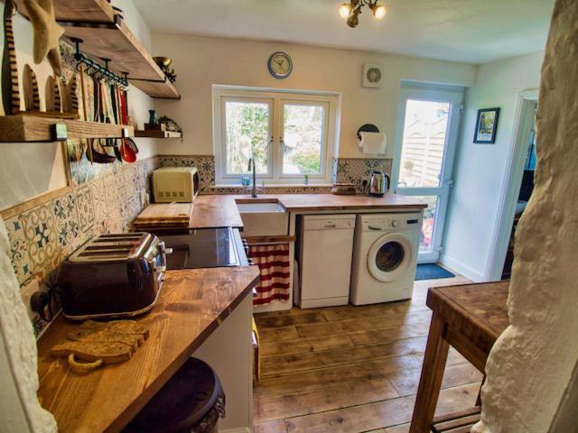 Knocker Cottage Is A 3 Bedroom Made Up Of 1 Double Bedroom And 2 Small Double Bedrooms In Small Village 10 Min To Beaches Camborne Exteriör bild